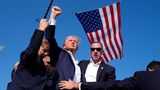 Das Team des Secret Service umringt ihn, richtet ihn auf und will ihn von der Bühne bringen. Dann hört man auf Videoaufnahmen, wie Trump innehält: "Wartet", sagt er und ruft dann "Kämpft, kämpft" während er die Faust in die Höhe reckt