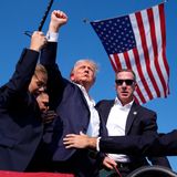 Das Team des Secret Service umringt ihn, richtet ihn auf und will ihn von der Bühne bringen. Dann hört man auf Videoaufnahmen, wie Trump innehält: "Wartet", sagt er und ruft dann "Kämpft, kämpft" während er die Faust in die Höhe reckt