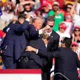 Als seine Anhänger diese Faust sehen, gibt es für viele kein Halten mehr. Sie jubeln ihm zu, fallen in euphorische "USA, USA, USA"-Chöre ein