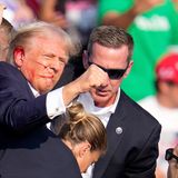 Dann bringt ihn das Team in Sicherheit. Trumps Wahlkampfteam teilt später mit, dem 78-jährigen Präsidentschaftskandidaten der Republikaner gehe es gut, er werde in einer medizinischen Einrichtung vor Ort untersucht. Zwei Stunden später wird Trump selbst auf der von ihm mitgegründeten Plattform "Truth Social" die Schüsse bestätigen: "Ich wurde von einer Kugel getroffen, die den oberen Teil meines rechten Ohrs durchschlug"