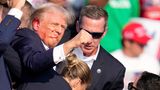 Dann bringt ihn das Team in Sicherheit. Trumps Wahlkampfteam teilt später mit, dem 78-jährigen Präsidentschaftskandidaten der Republikaner gehe es gut, er werde in einer medizinischen Einrichtung vor Ort untersucht. Zwei Stunden später wird Trump selbst auf der von ihm mitgegründeten Plattform "Truth Social" die Schüsse bestätigen: "Ich wurde von einer Kugel getroffen, die den oberen Teil meines rechten Ohrs durchschlug"