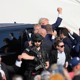 Dem Angriff ist mindestens ein Zuschauer zum Opfer gefallen. Der Bezirksstaatsanwalt Richard Goldinger aus Pennsylvania spricht von mindestens einem Toten und zwei schwerverletzten Personen, die im Krankenhaus behandelt werden. Der mutmaßliche Schütze sei tot, gibt der Secret Service kurz darauf an. Er habe von einer erhöhten Position außerhalb des Veranstaltungsortes aus mehrere Schüsse abgegeben. Politiker beider Parteien und Präsident Joe Biden verurteilten direkt danach die Gewalttat