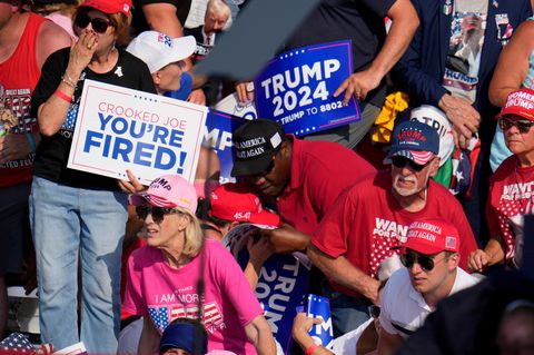 Zuschauer der Wahlkampf-Veranstaltung, auf der Donald Trump attackiert wurde