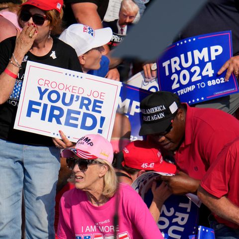 Zuschauer der Wahlkampf-Veranstaltung, auf der Donald Trump attackiert wurde