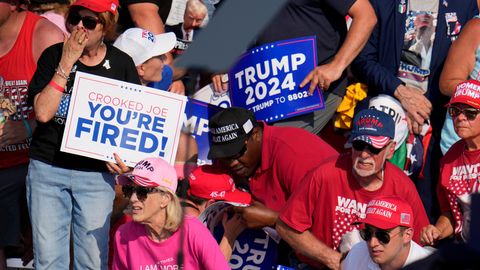 Zuschauer der Wahlkampf-Veranstaltung, auf der Donald Trump attackiert wurde