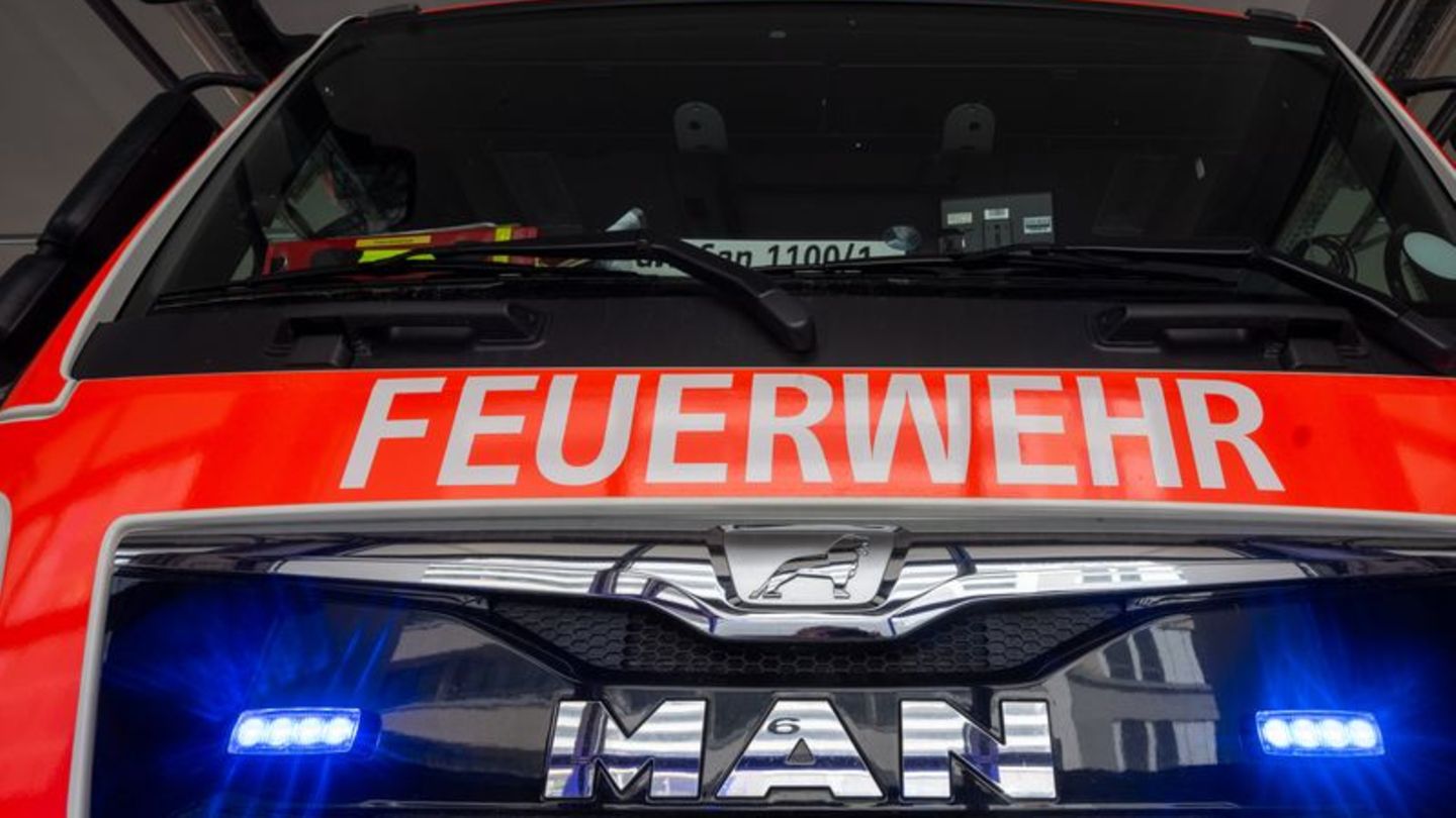 Nächtlicher Feuerwehreinsatz: Brand in Pflegeheim - ein Mensch leicht verletzt