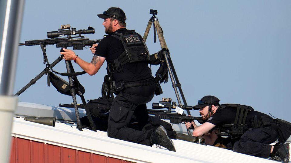 Police snipers positioned themselves on a roof at Donald Trump's campaign rally