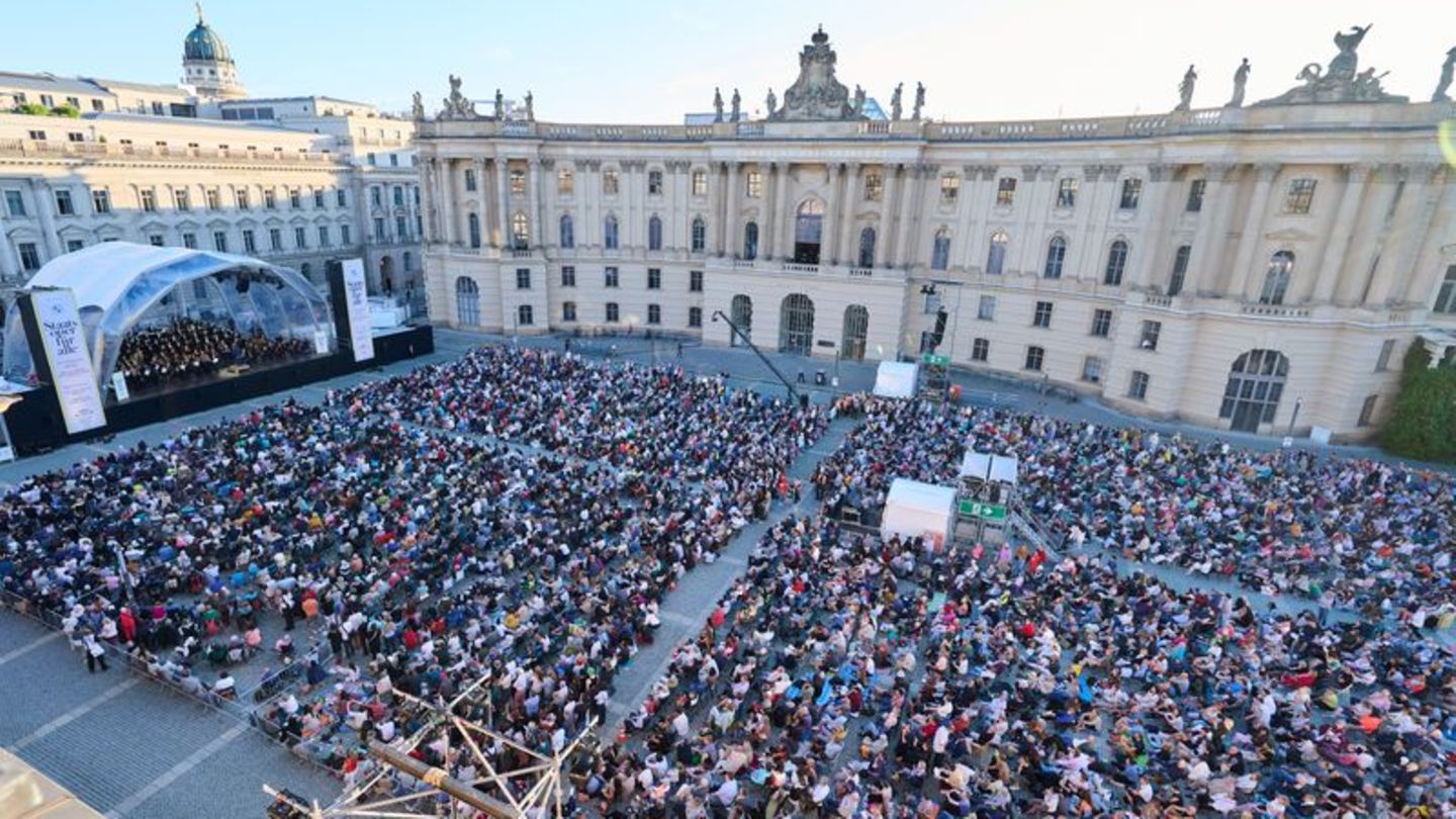Umsonst und draußen: 20.000 Menschen feiern Thielemann bei 