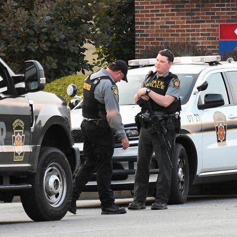 Sicherheitskräfte bewachen den Eingang des Butler Memorial Hospital, in dem Donald Trump nach dem Attentat behandelt wird
