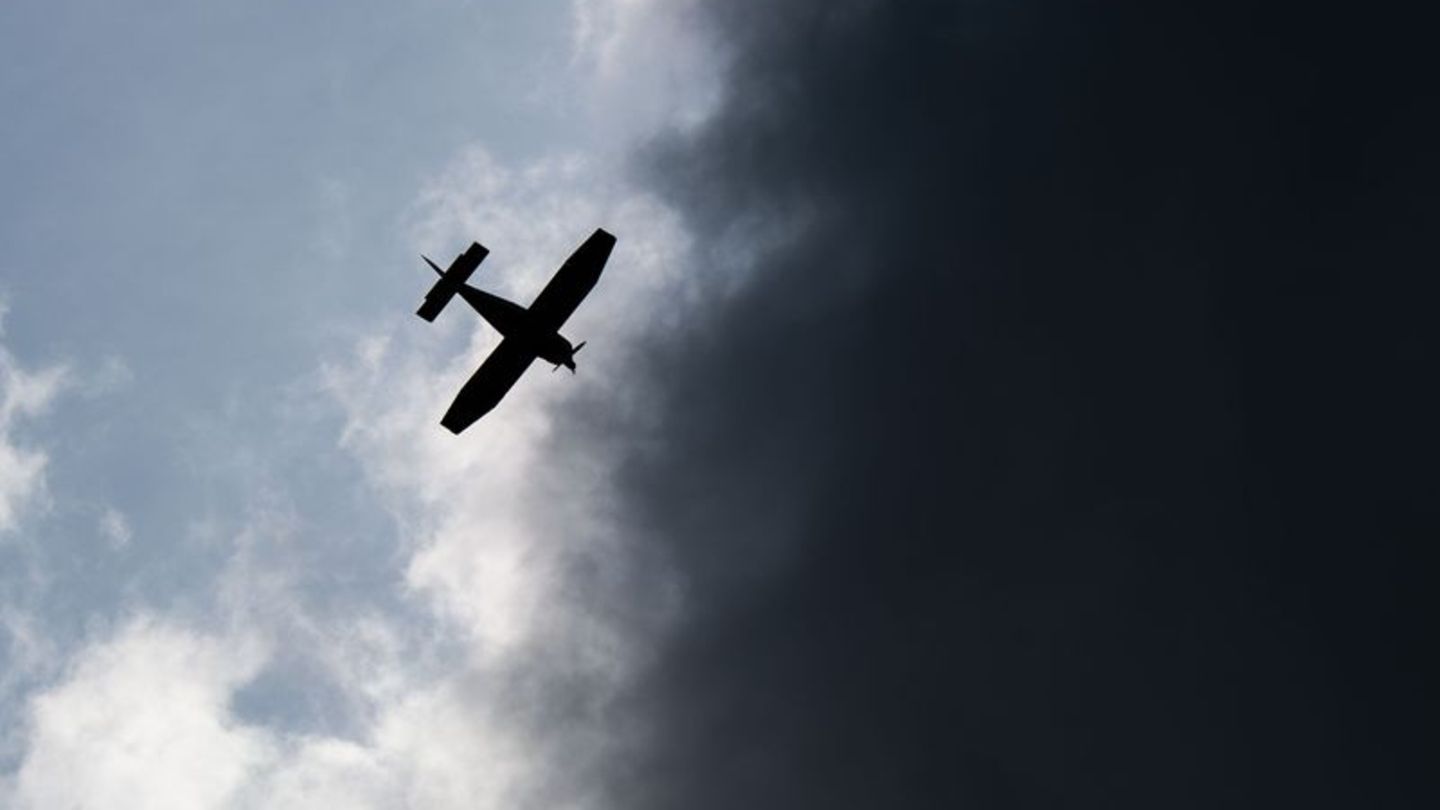 Notfälle: Kleinflugzeug muss auf Rapsacker notlanden