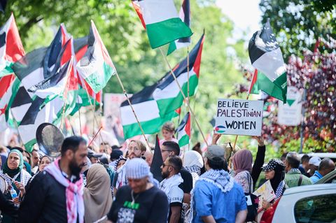 Am Anfang ging es bei dem Pro-Palästina-Protest in Berlin wohl friedlich zu. Dann eskalierte die Situation