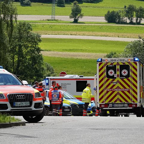 Polizei und Rettungskräfte sind in Albstadt in Baden-Württemberg im Einsatz