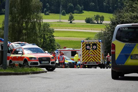 Polizei und Rettungskräfte sind in Albstadt in Baden-Württemberg im Einsatz