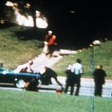 Unscharfe Farbaufnahme der Limousine des Präsidenten Kennedy