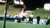 Unscharfe Farbaufnahme der Limousine des Präsidenten Kennedy