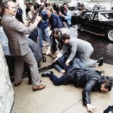 Secret Service Agenten schützen Ronald Reagan nach dem Anschlag