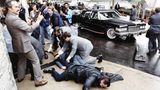 Secret Service Agenten schützen Ronald Reagan nach dem Anschlag