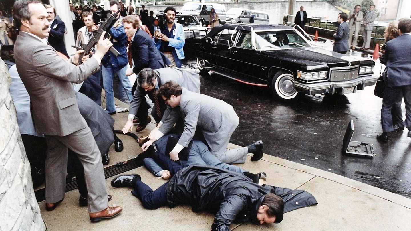 1981: Ronald Reagan Secret Service Agenten schützen Ronald Reagan nach dem Anschlag