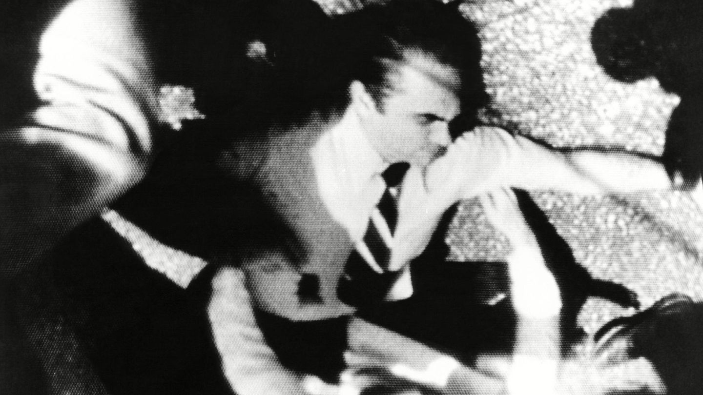 Fernsehbild von George Wallace, wie er angeschossen am Boden liegt