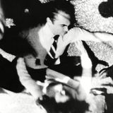 Fernsehbild von George Wallace, wie er angeschossen am Boden liegt