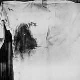 Schwarz-Weiß-Foto eines Hemdes mit einem großen Blutfleck darauf