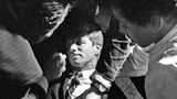 Mehrere Helfer beugen sich über Robert Kennedy
