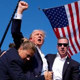 Donald Trump reckt die Faust, direkt nach dem Schuss auf ihn