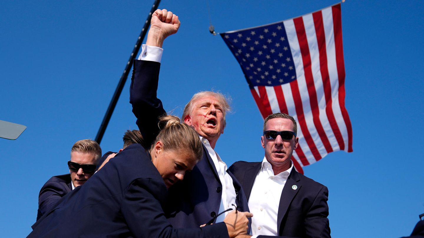 2024: Donald Trump Donald Trump reckt die Faust, direkt nach dem Schuss auf ihn