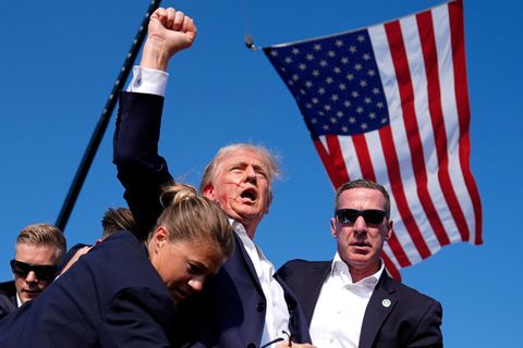 Donald Trump reckt die Faust, direkt nach dem Schuss auf ihn