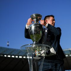 Der EM-Pokal wird fürs Finale im Berliner Olympiastadion platziert
