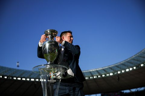 Der EM-Pokal wird fürs Finale im Berliner Olympiastadion platziert