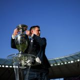 UEFA-Mitarbeiter platziert den Pokal im Olympistadion