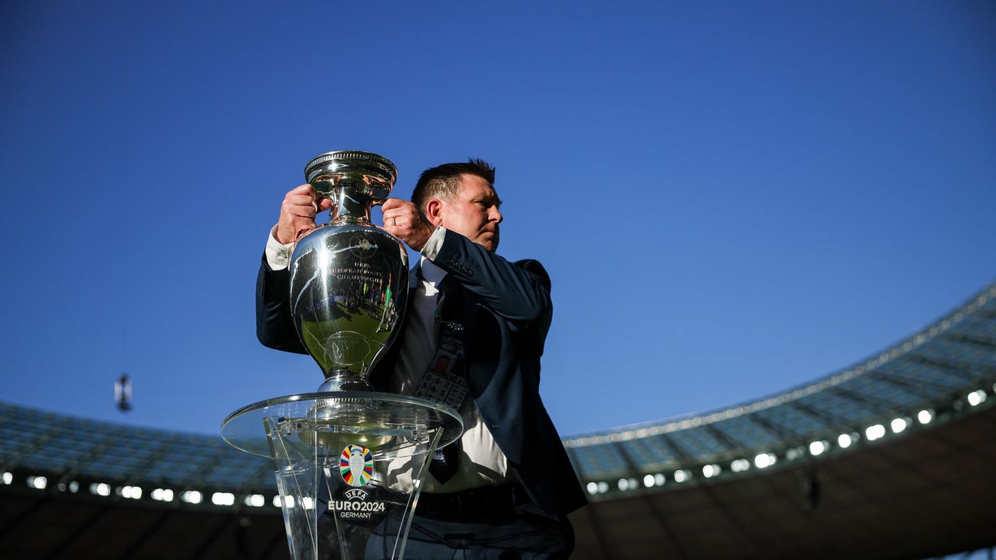 Der EM-Pokal UEFA-Mitarbeiter platziert den Pokal im Olympistadion