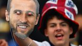 Englischer Fan hält eine Harry Kane Maske hoch