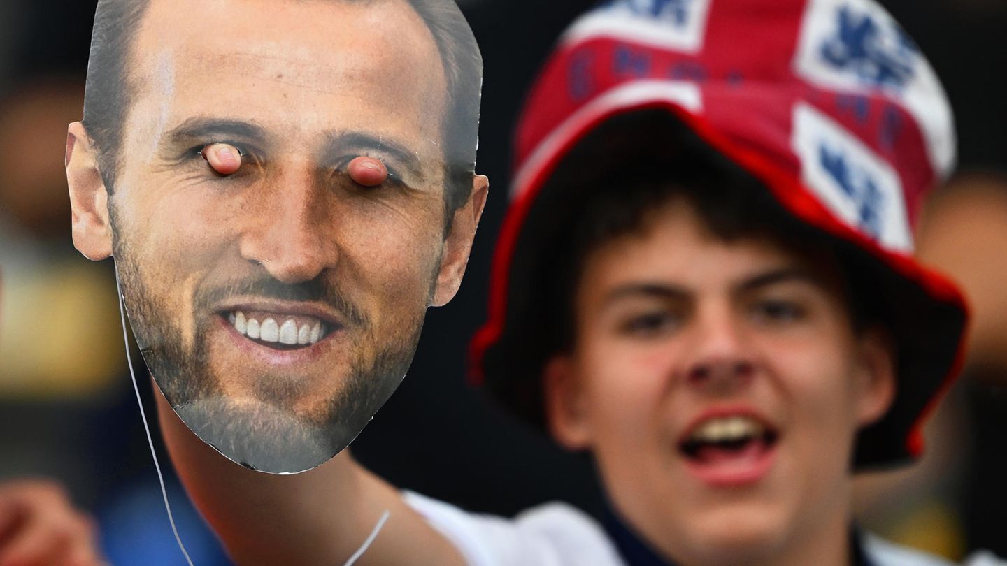 Englischer Fan hält eine Harry Kane Maske hoch