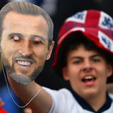 Englischer Fan hält eine Harry Kane Maske hoch
