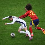 Spaniens Linksverteidiger Cucurella beim Warmmachen