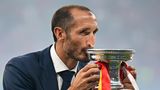 Der amtierende Europameister Giorgio Chiellini küsst und präsentiert den EM-Pokal vor Spielbeginn