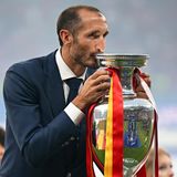 Der amtierende Europameister Giorgio Chiellini küsst und präsentiert den EM-Pokal vor Spielbeginn