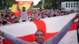 Fans halten die Fahnen Spaniens und Englands vor dem Endspiel in die Höhe