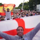 Fans halten die Fahnen Spaniens und Englands vor dem Endspiel in die Höhe