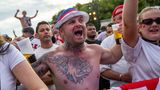 Britscher Fan mit freiem Oberkörper und zwei Bieren
