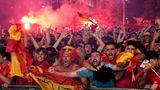 Spanische Fans jubeln begeistert in Madrid