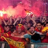 Spanische Fans jubeln begeistert in Madrid