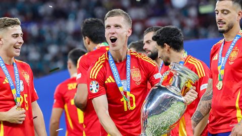 Dani Olmo jubelt mit dem EM-Pokal in den Händen