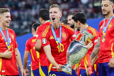 Dani Olmo jubelt mit dem EM-Pokal in den Händen