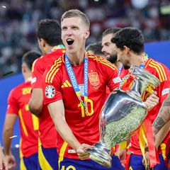 Dani Olmo jubelt mit dem EM-Pokal in den Händen