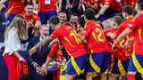 König Felipe VI. hält den EM-Pokal in der Hand und feiert ausgelassen Spielen und seiner Tochter, Prinzessin Sofía