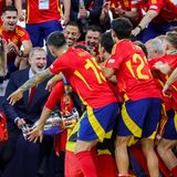 König Felipe VI. hält den EM-Pokal in der Hand und feiert ausgelassen Spielen und seiner Tochter, Prinzessin Sofía