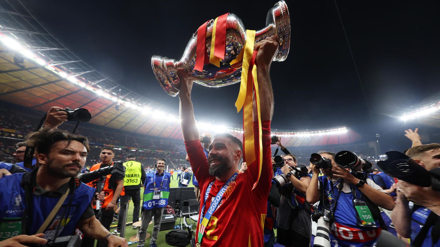 Dani Carvajal stemmt den EM-Pokal in die Luft